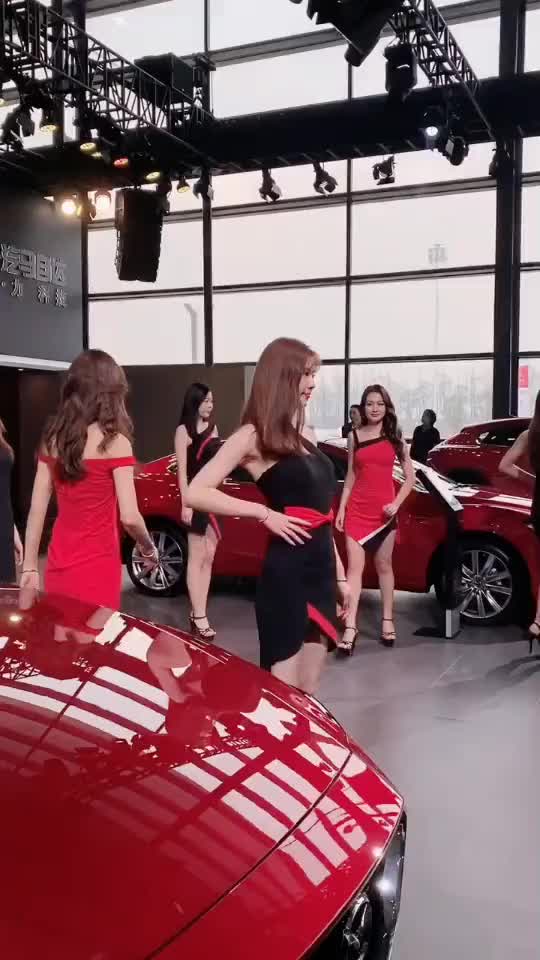 车展上的美女模特，终于看到正面了，太美