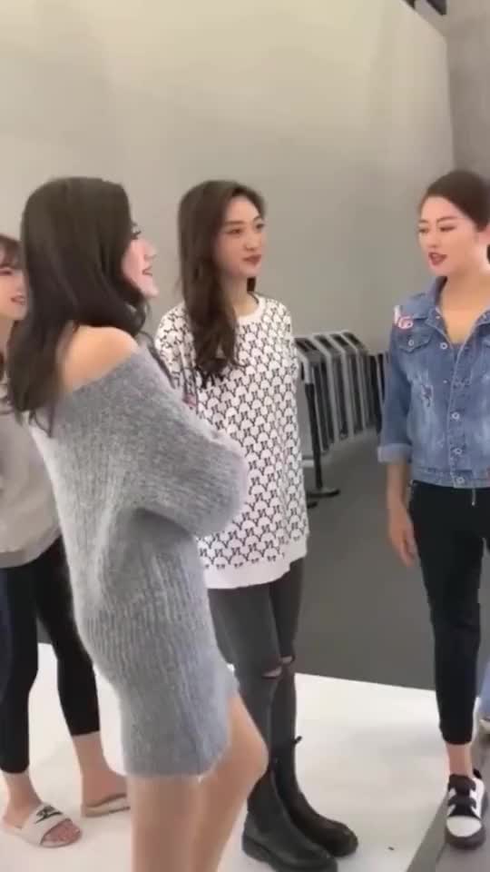 车展快开始了没有美女就没有人来看联系ktv送来了一批小姐姐