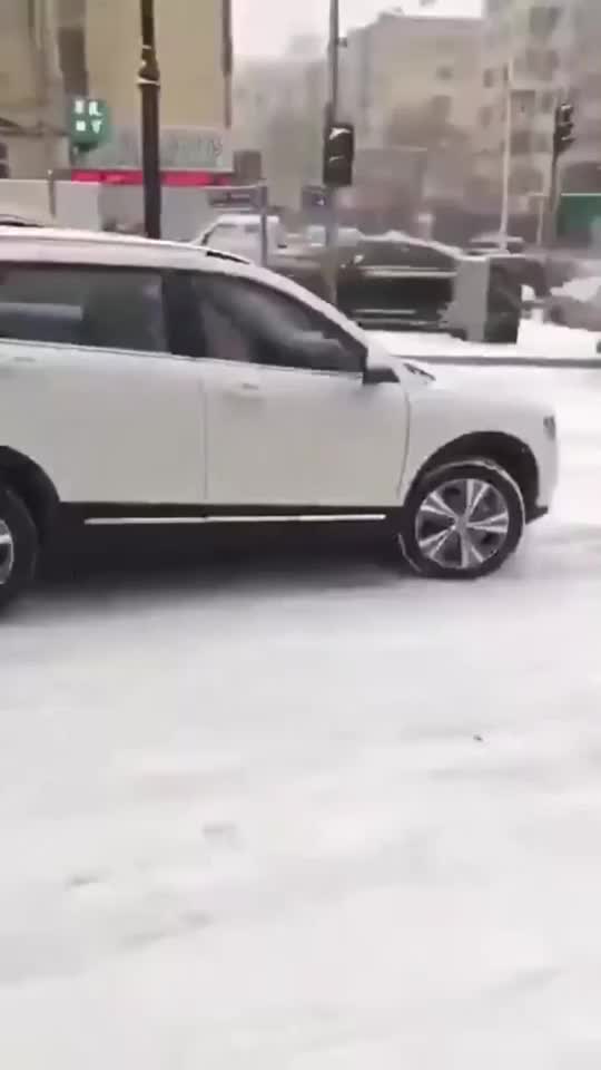 下过雪的地面这么滑？汽车自动往前跑，保险公司要哭了