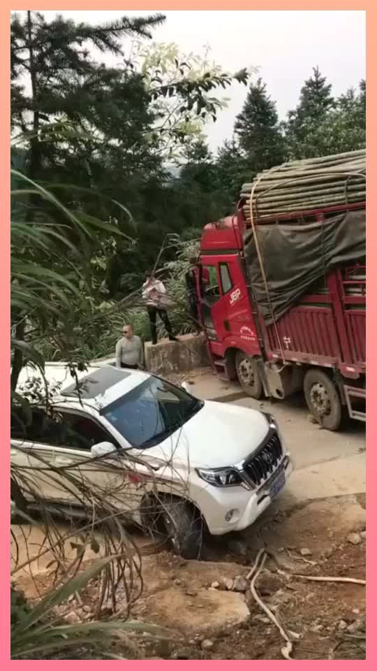 广东韶关一辆特斯拉追尾货车,车头严重受损