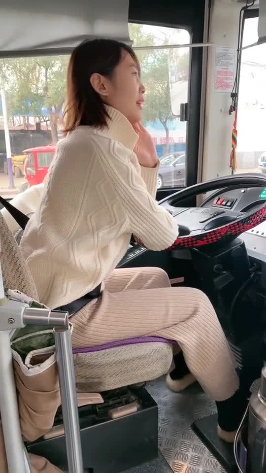 城市最美公交车女司机