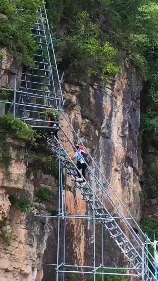 实拍大凉山悬崖村进村天梯