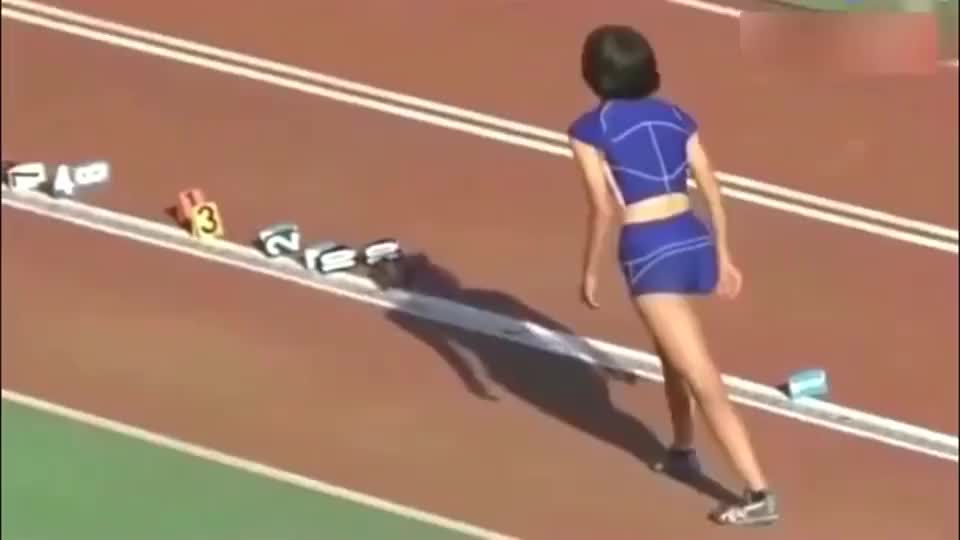 日本女子田径比赛,爆发力太强了短裤裂开,尴尬了