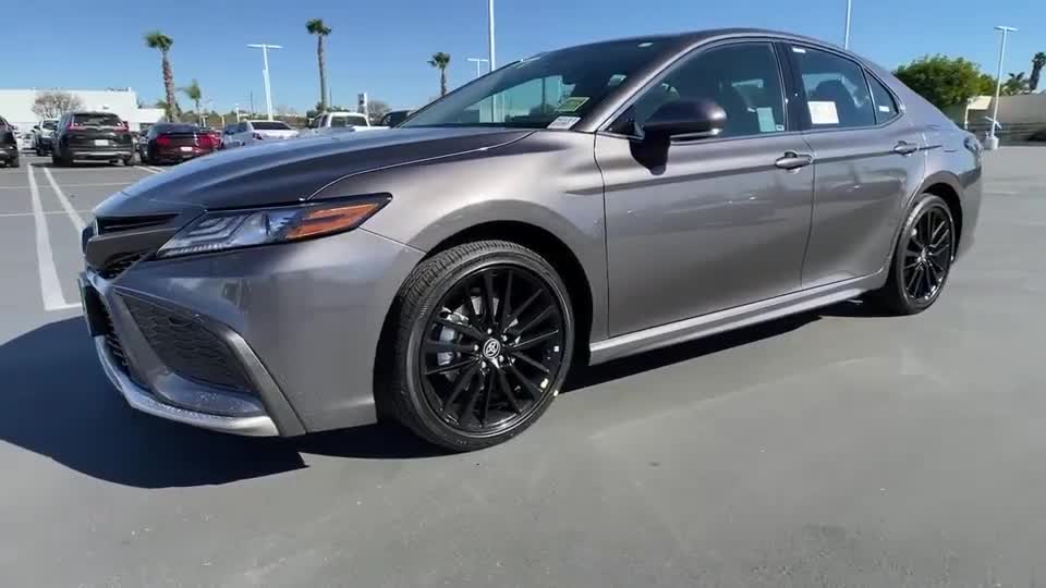 高清实拍2021款丰田凯美瑞，太漂亮了，选它还是宝马3系自己看