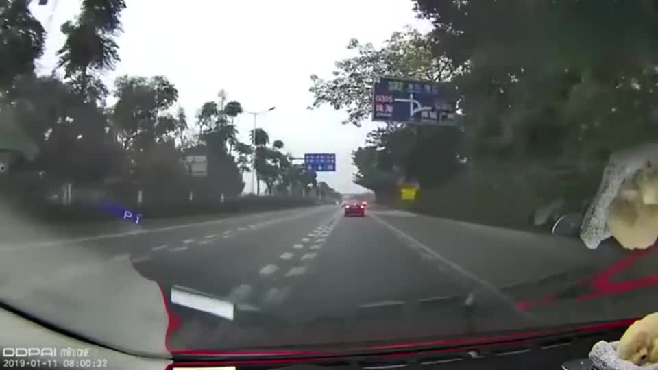 行车记录仪实拍：对面的车，你是真的强