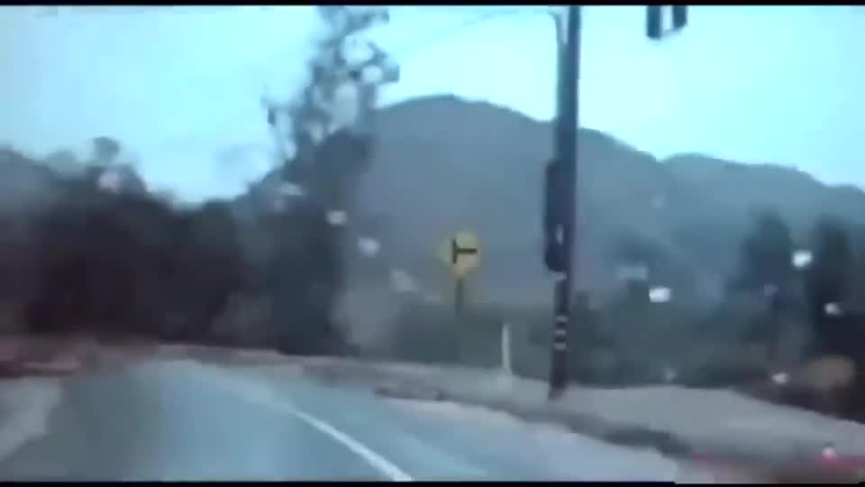 行车记录仪实拍，老司机在泥石流来临时的一个机智做法