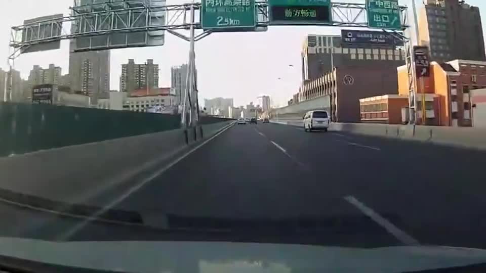 行车记录仪实拍：女司机啊女司机，你让我怎么说你好