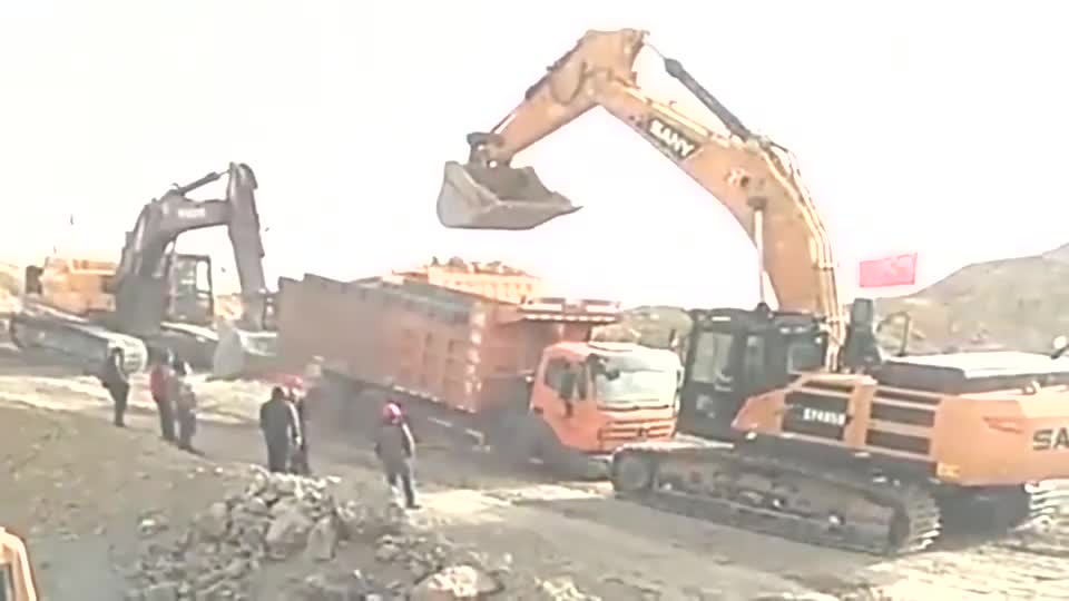 实拍：大货车的前轴被挖掘机摔断了，货车司机都想流泪了