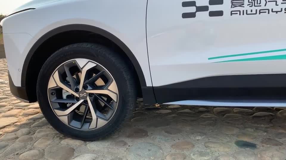 爱驰U5底盘通过性近距离观测，电池包裹平整