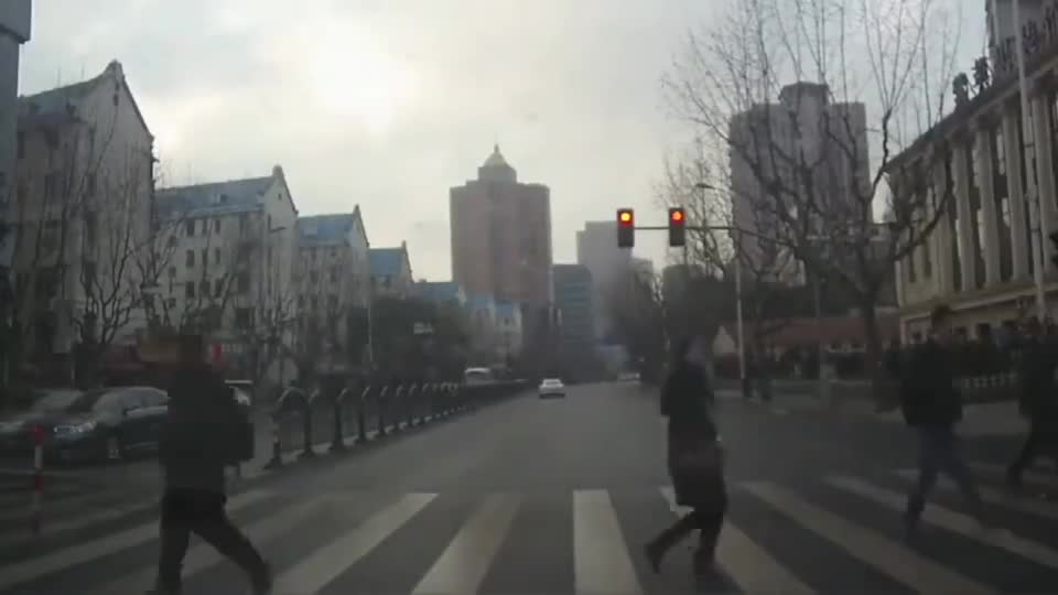 行车记录仪实拍：是不是要学比亚迪，直接撞翻不安全变道的宝马车