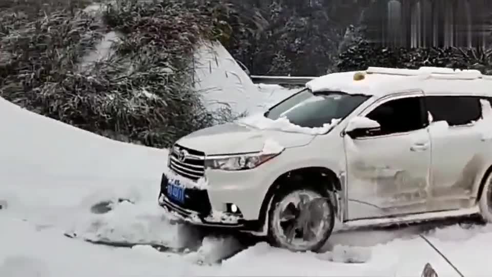 实拍：汉兰达也来雪地爬坡，这算不算是个笑话？