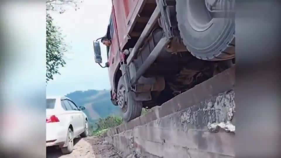 实拍：这货车司机是个高手，把车开成这样，看着我都害怕！