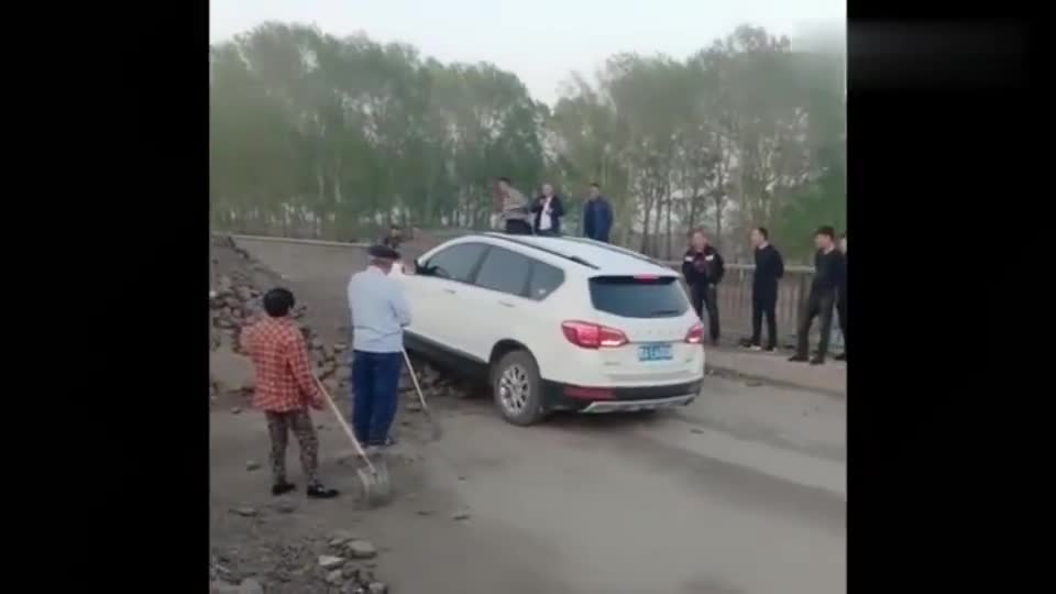 实拍：司机简直太胆小，这也就是一脚油门的事，硬搞成大堵车！