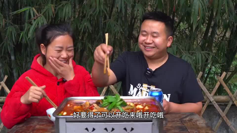 炊二锅买条不一样的鱼,做泡椒味的,小火慢炖5分钟!吃着真过瘾