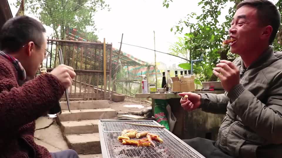 兄弟伙来小二家吃美食,歪厨子做土龙招待_新浪新闻