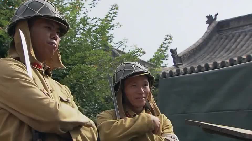 鬼子少佐答应给汉奸换枪,结果却搬来一箱这玩意,这枪一掰就歪了