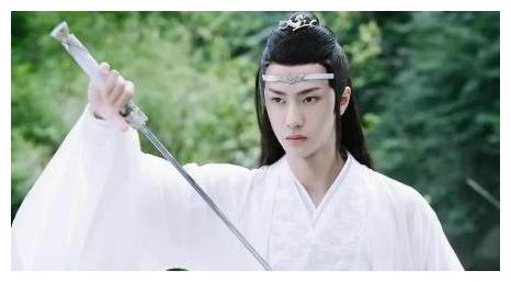 同样因《陈情令》大火,肖战麻烦不断,王一博为什么走得那么顺?