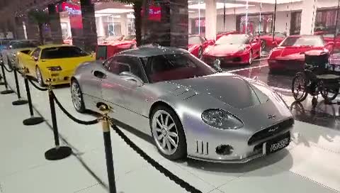 车展实拍炫酷金属银色世爵C8