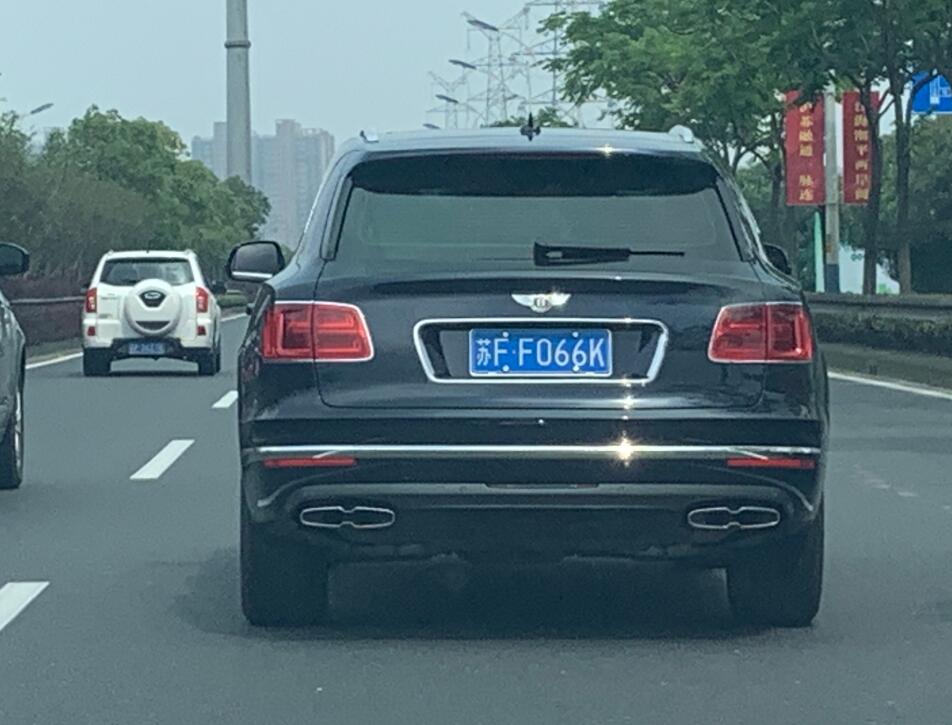 南通城北大道实拍宾利添越，气场秒杀周围所有车！