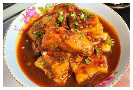 8块钱一斤的草鱼,做一锅红烧鱼块,鲜嫩香辣入味好吃,还不腥
