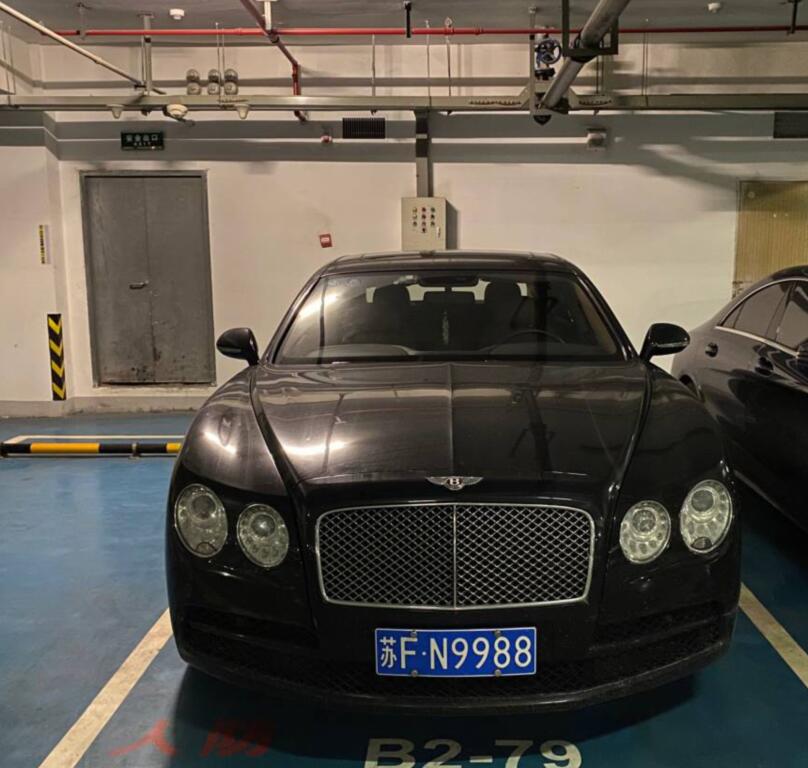 南通开发区某地库实拍宾利飞驰，气场秒杀周围所有车！