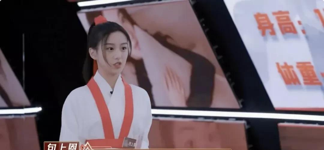 今年才的18岁新人演员包上恩,这个头脸骨骼太优秀了