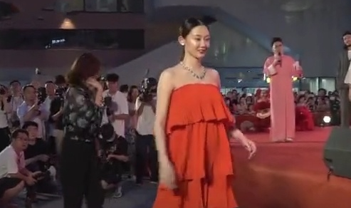 苗苗上台被大风吹起裙子,谁看到她裙子下的肚子,是我眼花了?