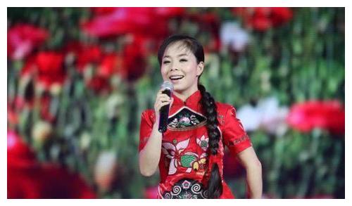 国家一级演员因买不起房,放弃名利回农村,如今下地放牛成日常