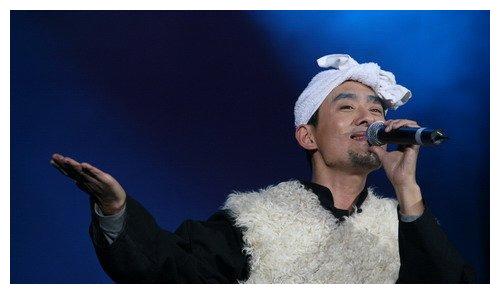 国家一级演员因买不起房,放弃名利回农村,如今下地放牛成日常