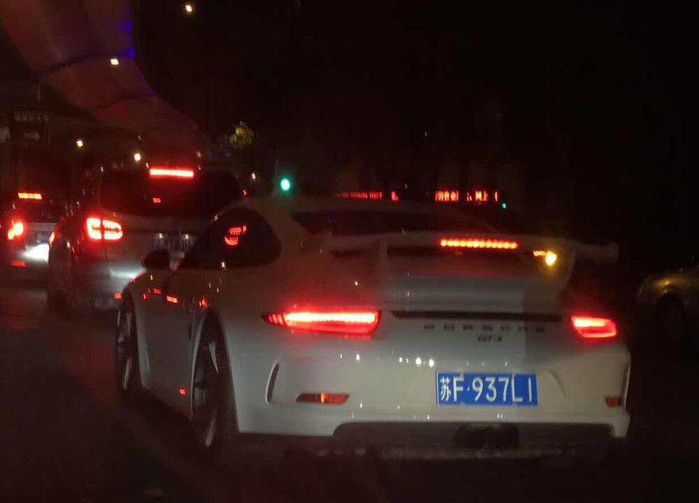 南通开发区街头实拍保时捷GT3跑车，轰鸣声引人注目！