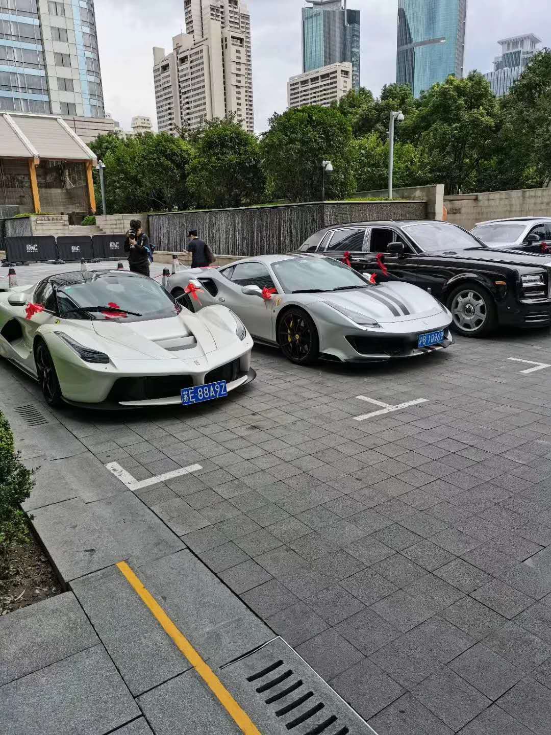 上海街头实拍法拉利拉法神车，回头率百分百！