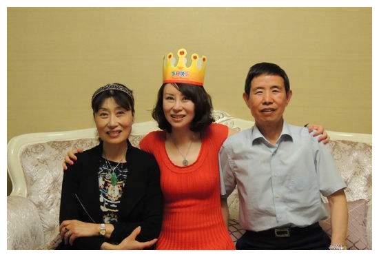 祖海近照曝光,瓜子脸配空气刘海年轻很多,嫁大37岁丈夫却离婚