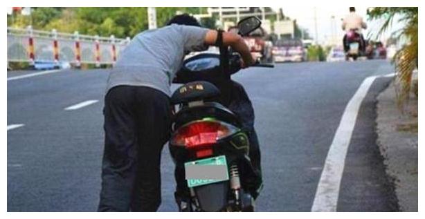 为啥电动车强制安装脚蹬子？网友：有电用不着，没电蹬不动