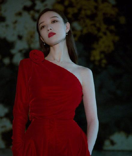 倪妮美到窒息,礼服造型魅力难挡,正宫地位坐稳了