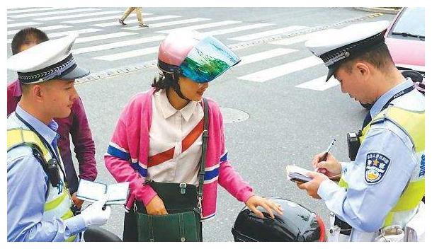 电动车将强制安装脚蹬？专家刚解释完，车主：专家不骑电动车吧？