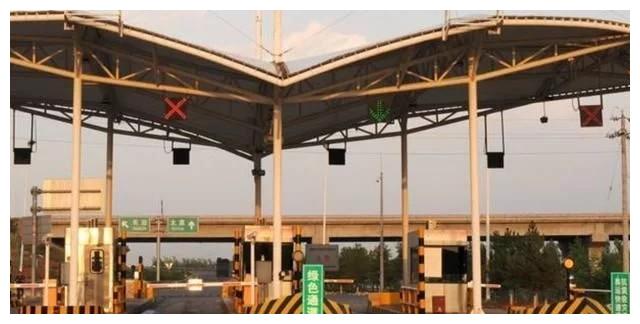 “ETC”是个谜，普通汽车误入ETC通道怎么办？倒车还是直走