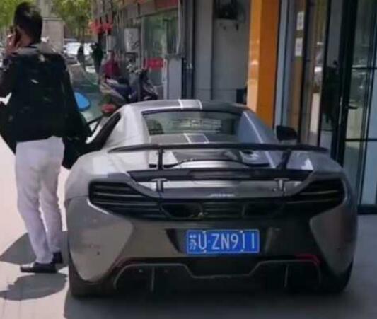 苏州市中心实拍迈凯伦跑车，车牌