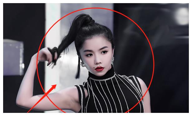 《青春有你2》最酷女选手,有实力有颜值,嘴角的痣成点睛之笔