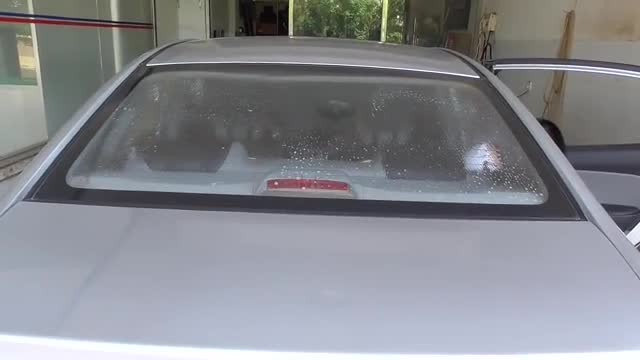 实拍老司机给汽车玻璃贴膜，随便都可以省下几百元