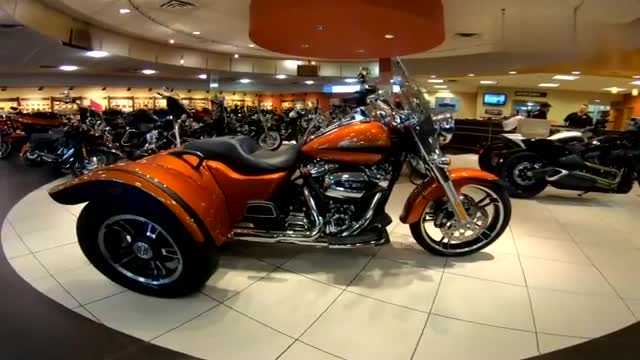 哈雷原厂三轮到店实拍，排量高达1868cc，相当霸气！