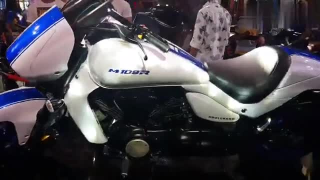 实拍铃木超级重机，排量1.8升，用轴传动，对杠大哈雷！