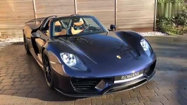 保时捷918实车展示，不愧为保时捷旗舰车，轰油门的瞬间霸气十足