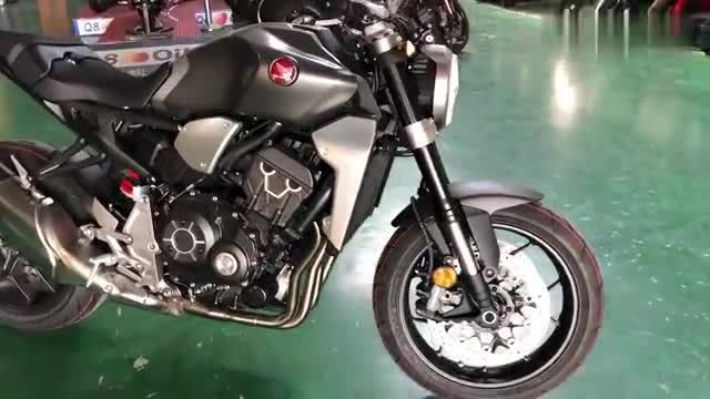 本田CB1000R到店实拍，轰油门的瞬间才是魅力所在！