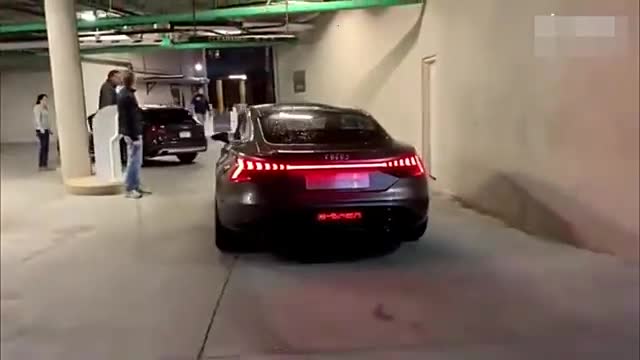 全新奥迪e-tronGT，尾灯太帅气了