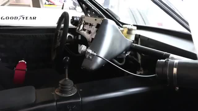 奥迪90配备5缸发动机，在潮湿赛道上爆发