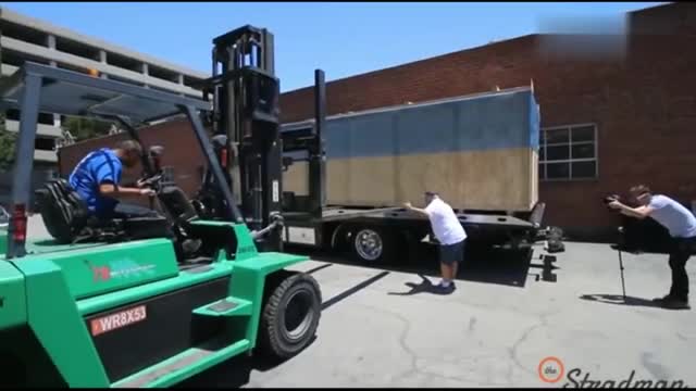 百年纪念版兰博基尼拆箱交付客户，一打开引擎盖才明白钱花在那