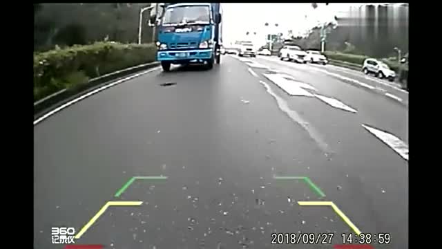 行车记录仪实拍：女司机刚打完哈欠，三秒后瞬间清醒