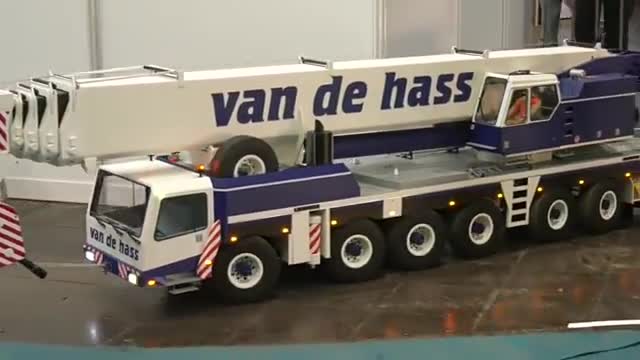 大型仿真模型组合车展览现场，各式各样的微型模拟车争先恐后露面