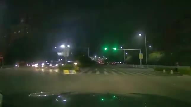 行车记录仪实拍：外卖小哥骑三轮车，小一秒和“对手”杠上了