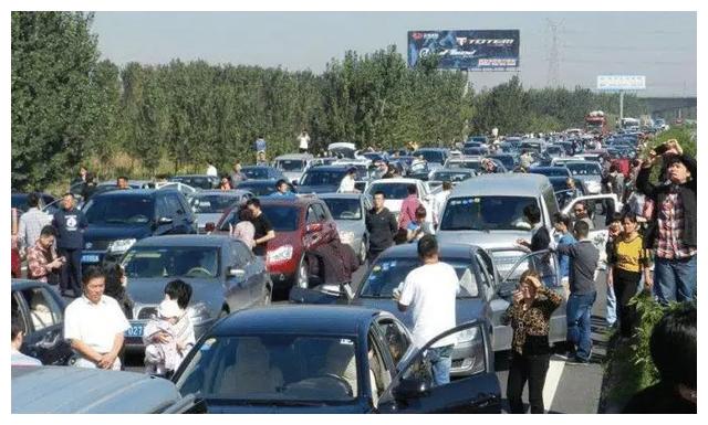 高速堵了6小时，撕开了新能源汽车最后一块遮羞布